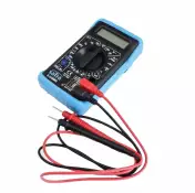 Hur kontrollerar man generatorns laddning med en multimeter?